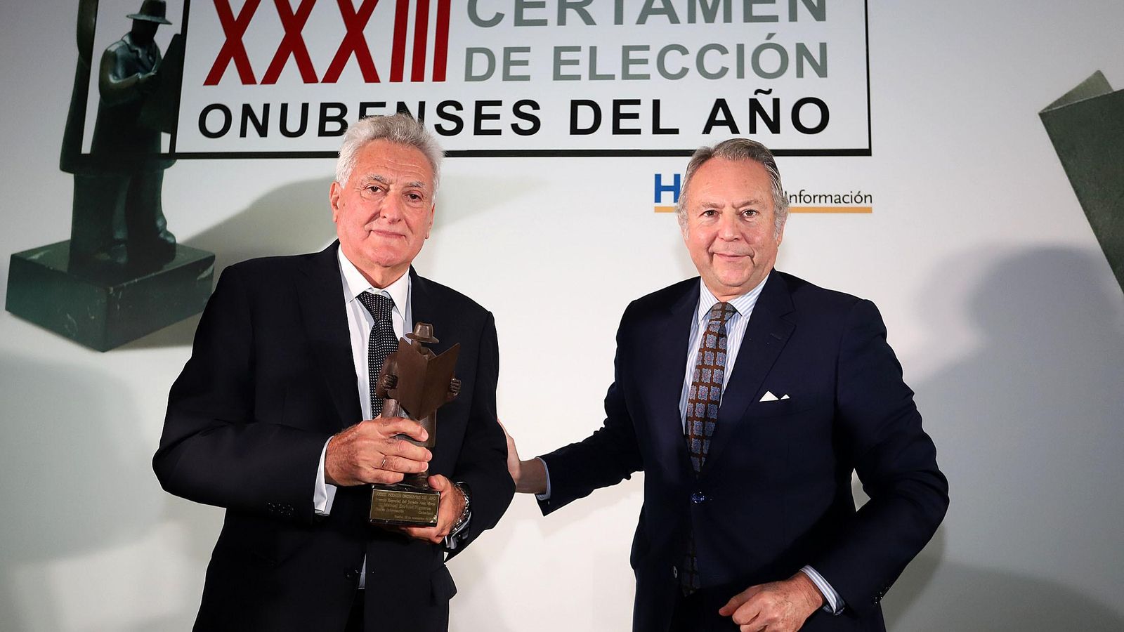 El catedrático de Ecología de la Universidad de Sevilla, Manuel Enrique Figueroa, recoge el Premio especial ‘Ana Vives’ de manos del presidente del Grupo Joly, José Joly, durante la gala de los Onubenses del Año.