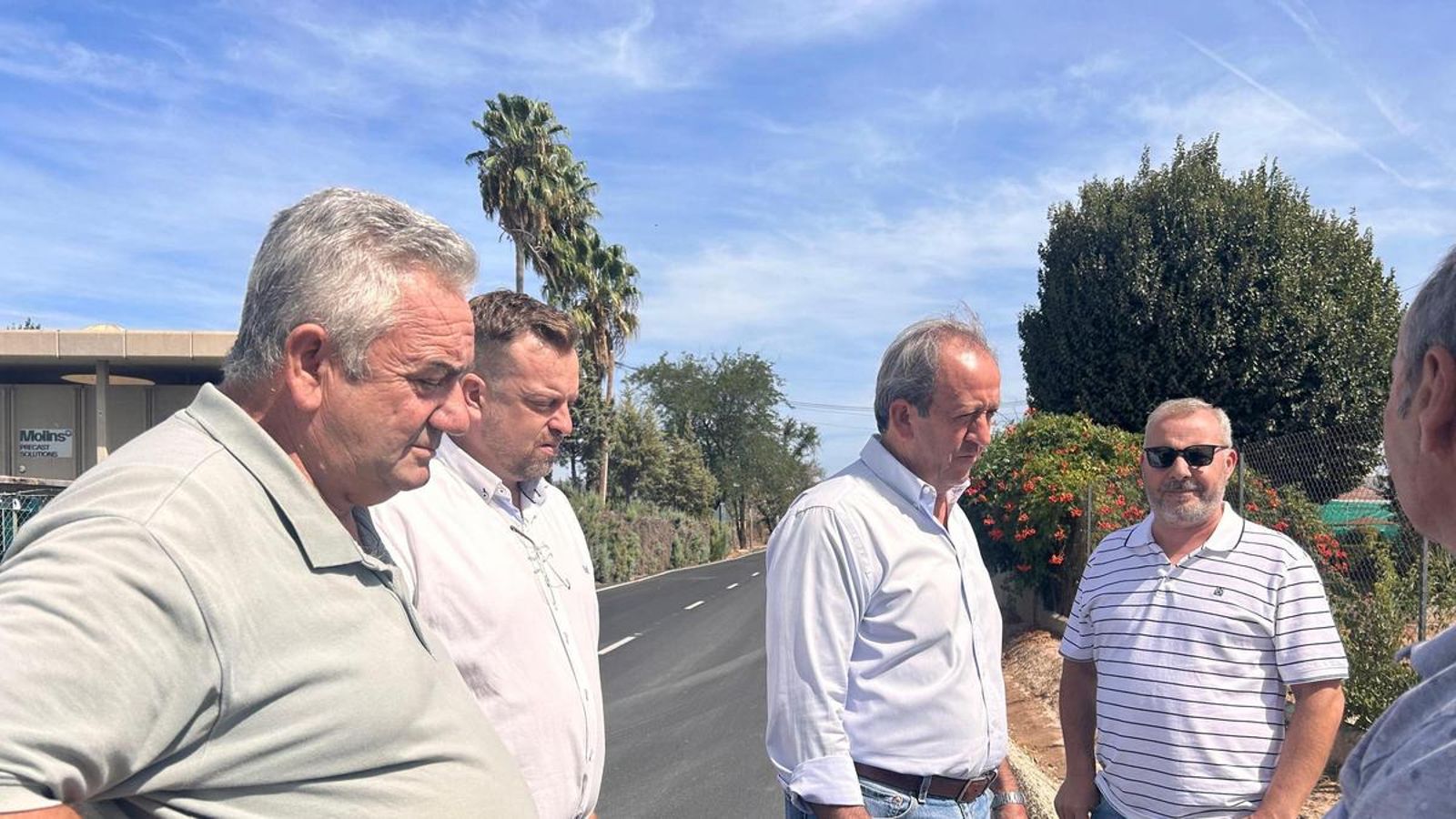 Representantes institucionales y de la constructora durante la supervisión de las obras.