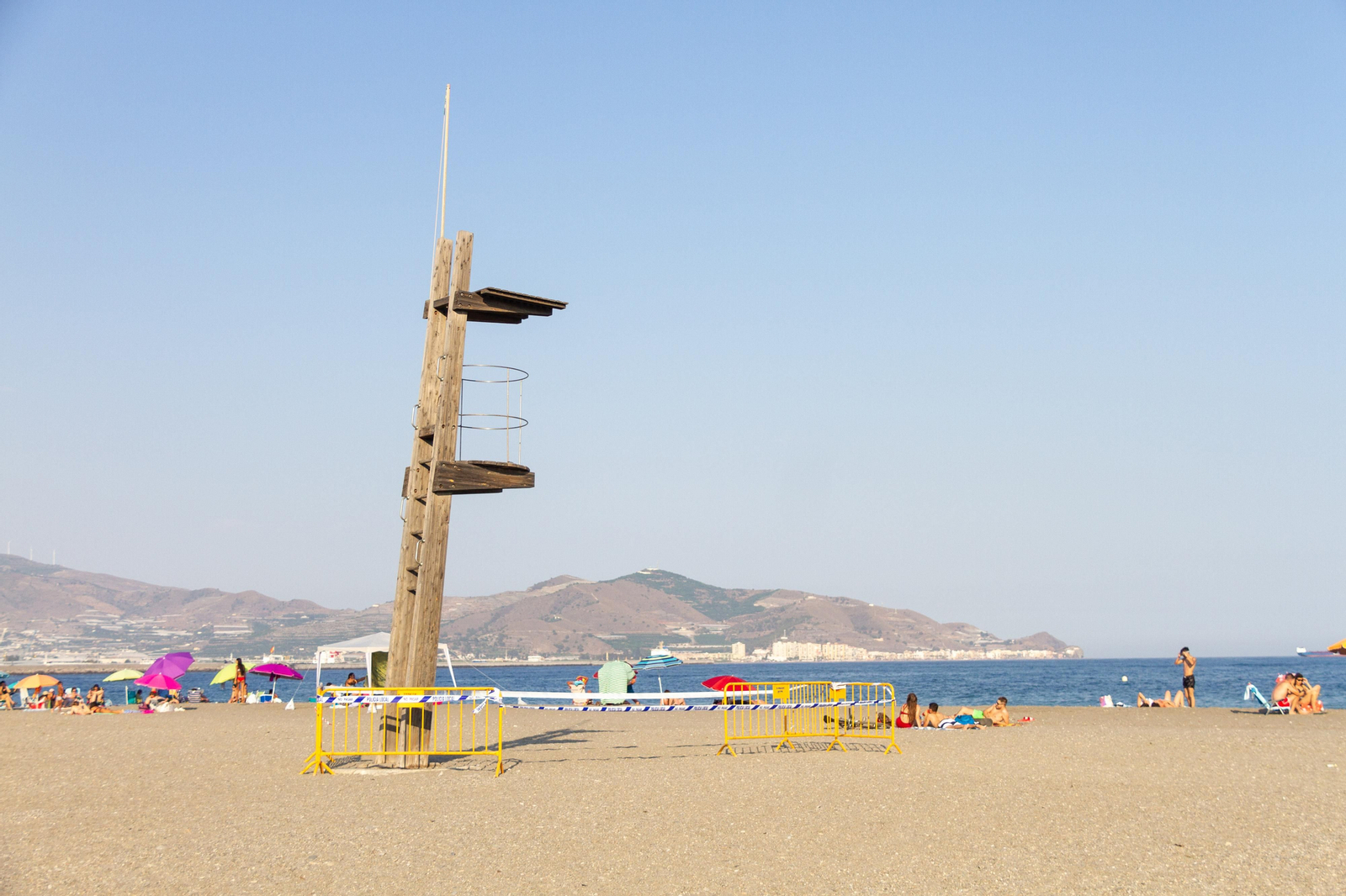 Herido un socorrista tras caer de una torre de vigilancia de playas en Motril