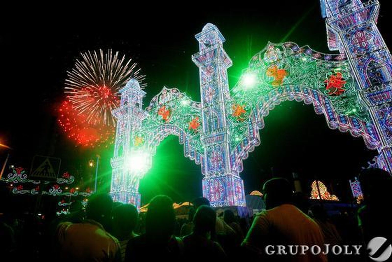 Los algecireños disfrutan de su último día de feria y se reúnen en el Real para contemplar el montaje pirotécnico con el que acaba la fiesta./J.M. Quiñones

Foto: J.M. Quinones