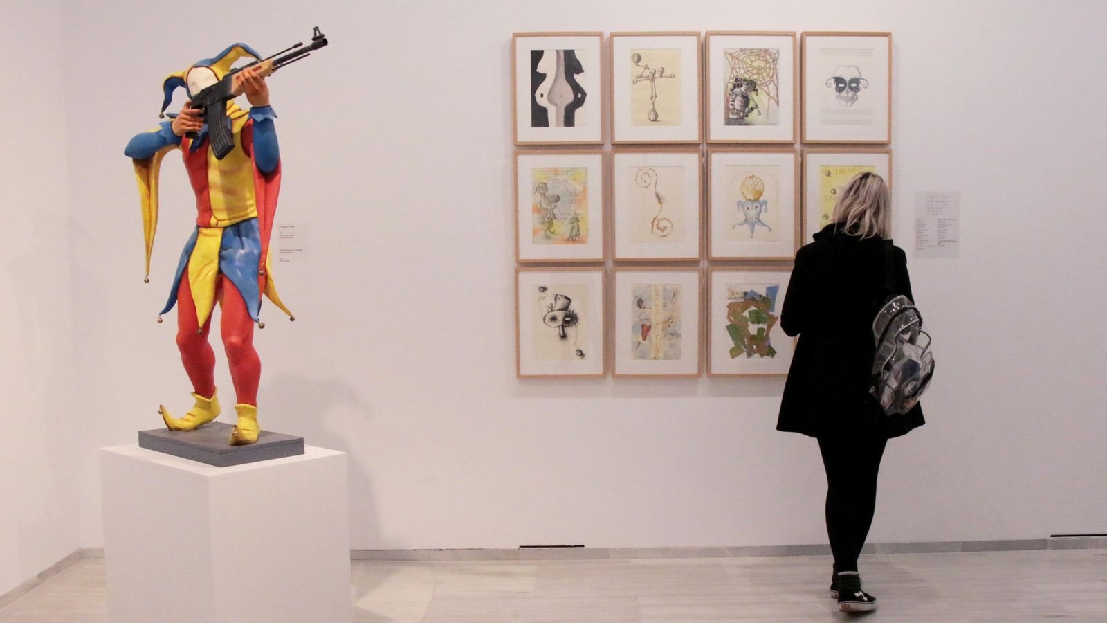 Una mujer observa las piezas de Chema Cobo.