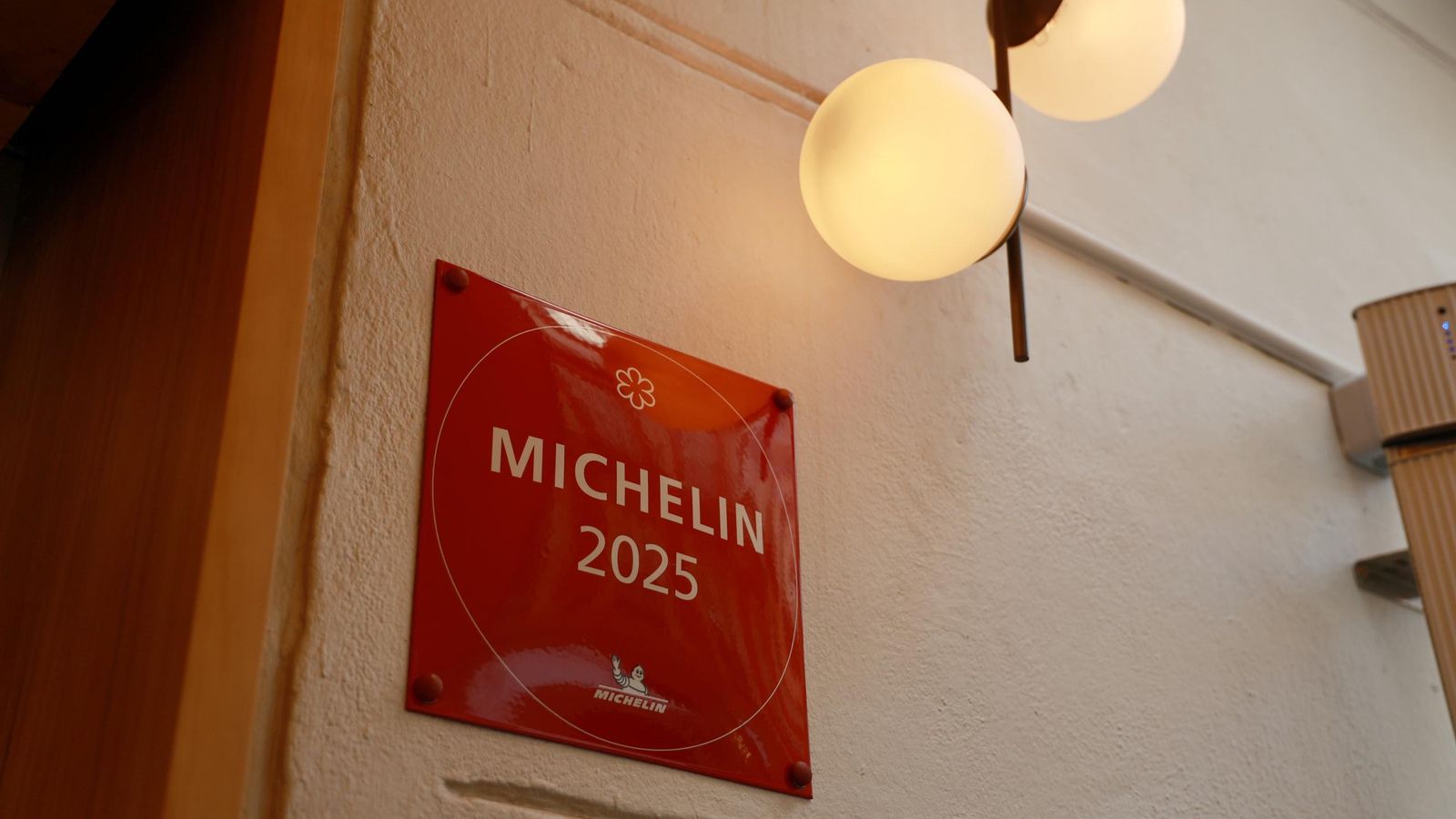 El cartel que certifica la Estrella Michelin de Blossom.