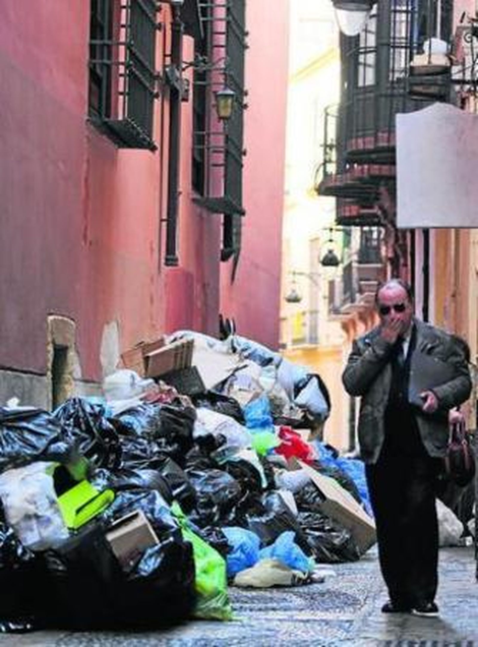 Basura acumulada en el centro en la huelga de diciembre de 2013.