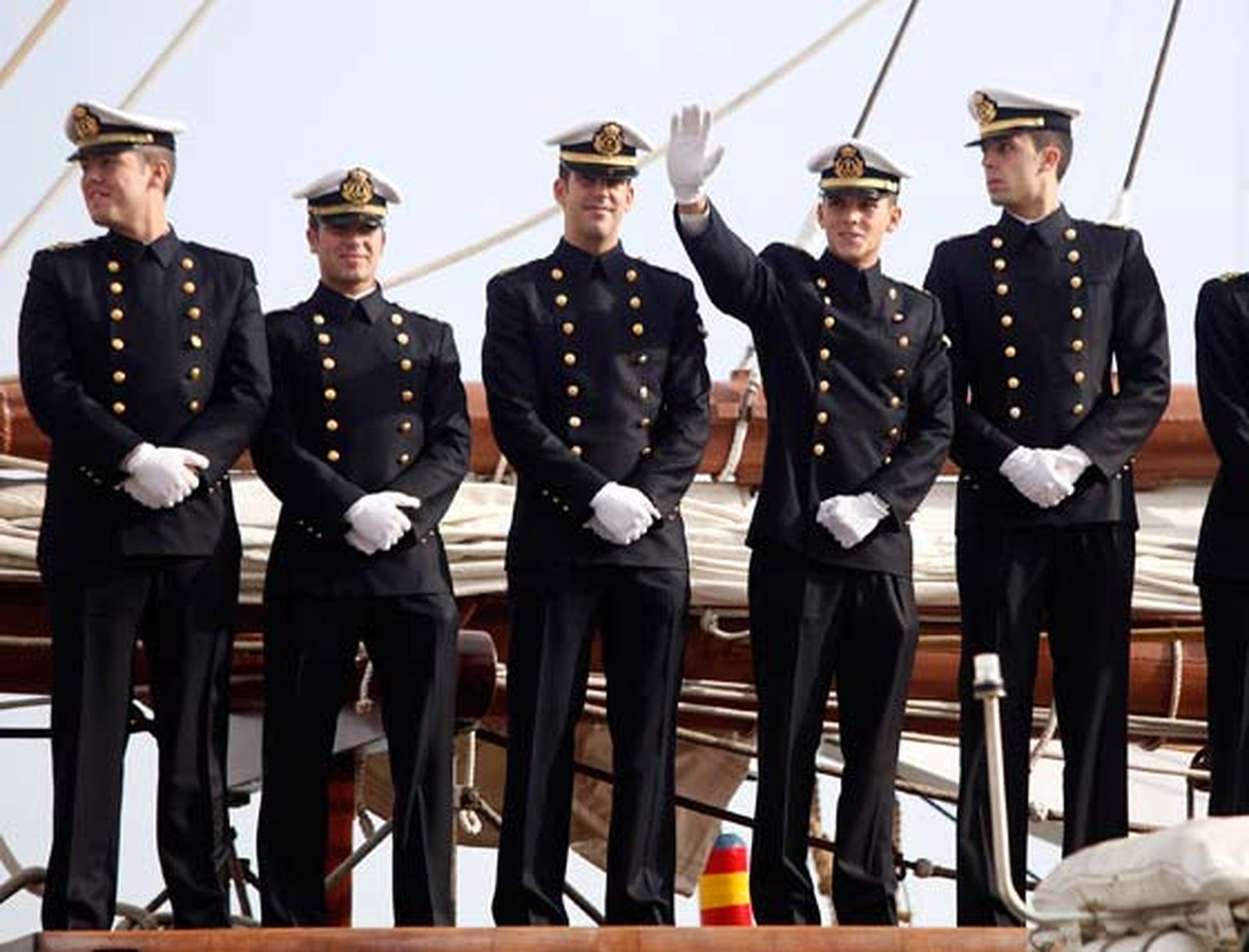El Buque Escuela de la Armada 'Juan Sebastián de Elcano' sale de los muelles de Cádiz para iniciar su LXXXII crucero de instrucción

Foto: Jesus Marin