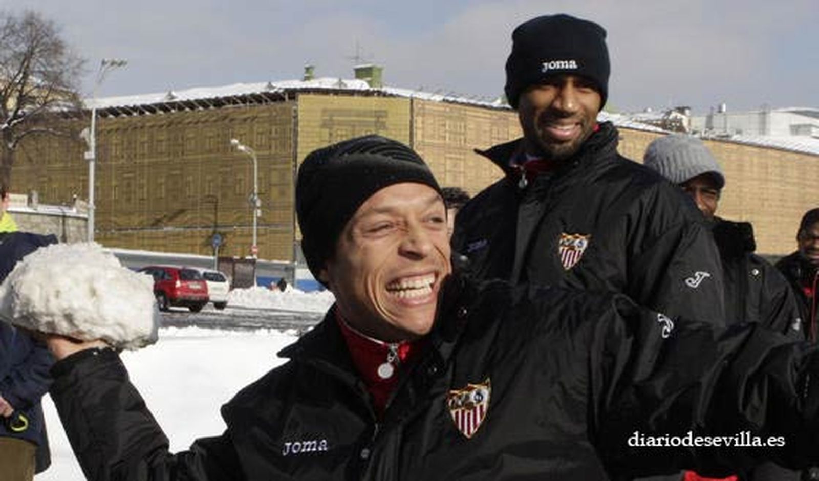 Adriano lanza una bola de nieve. 

Foto: Antonio Pizarro