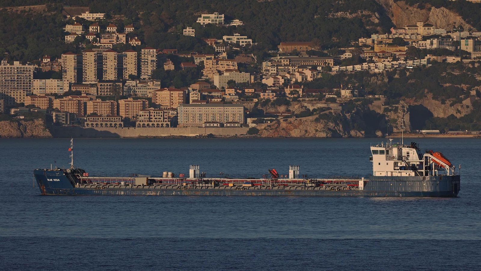 Un buque en la Bahía con el perfil urbano de Gibraltar al fondo. Un buque en la Bahía con el perfil urbano de Gibraltar al fondo.