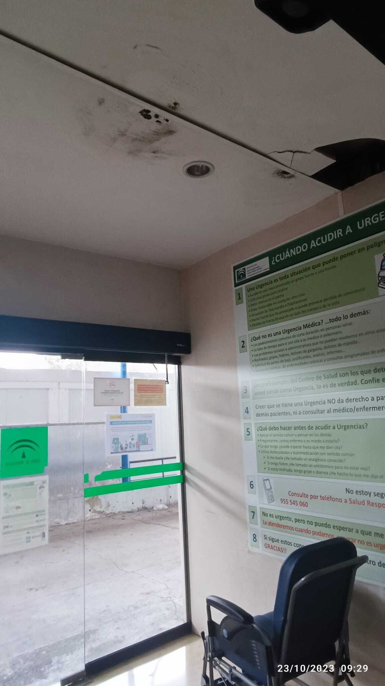 El techo de la entrada al servicio de Urgencias.