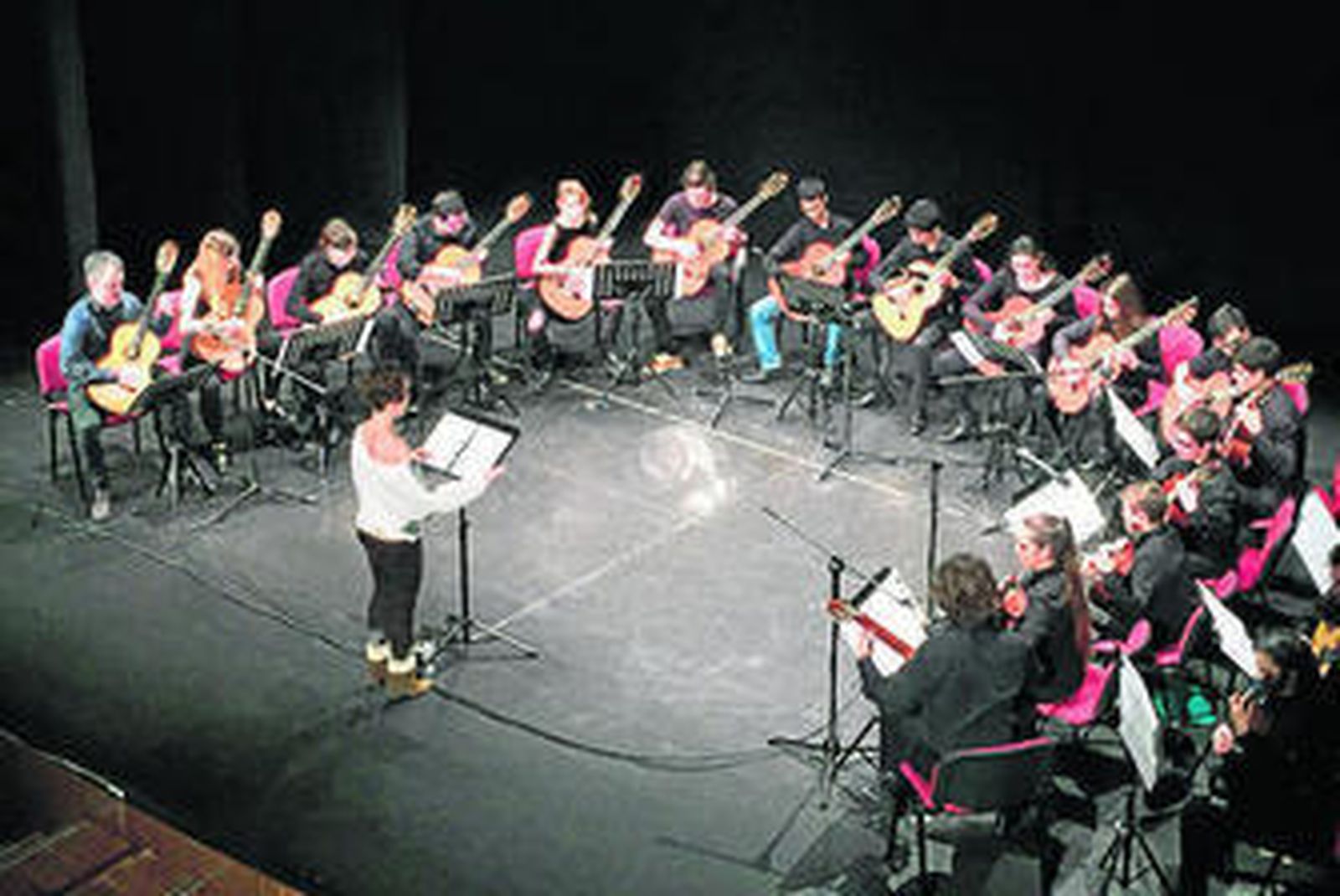 Belinda Sánchez-Capuchino dirigiendo la Orquesta de Guitarras.
