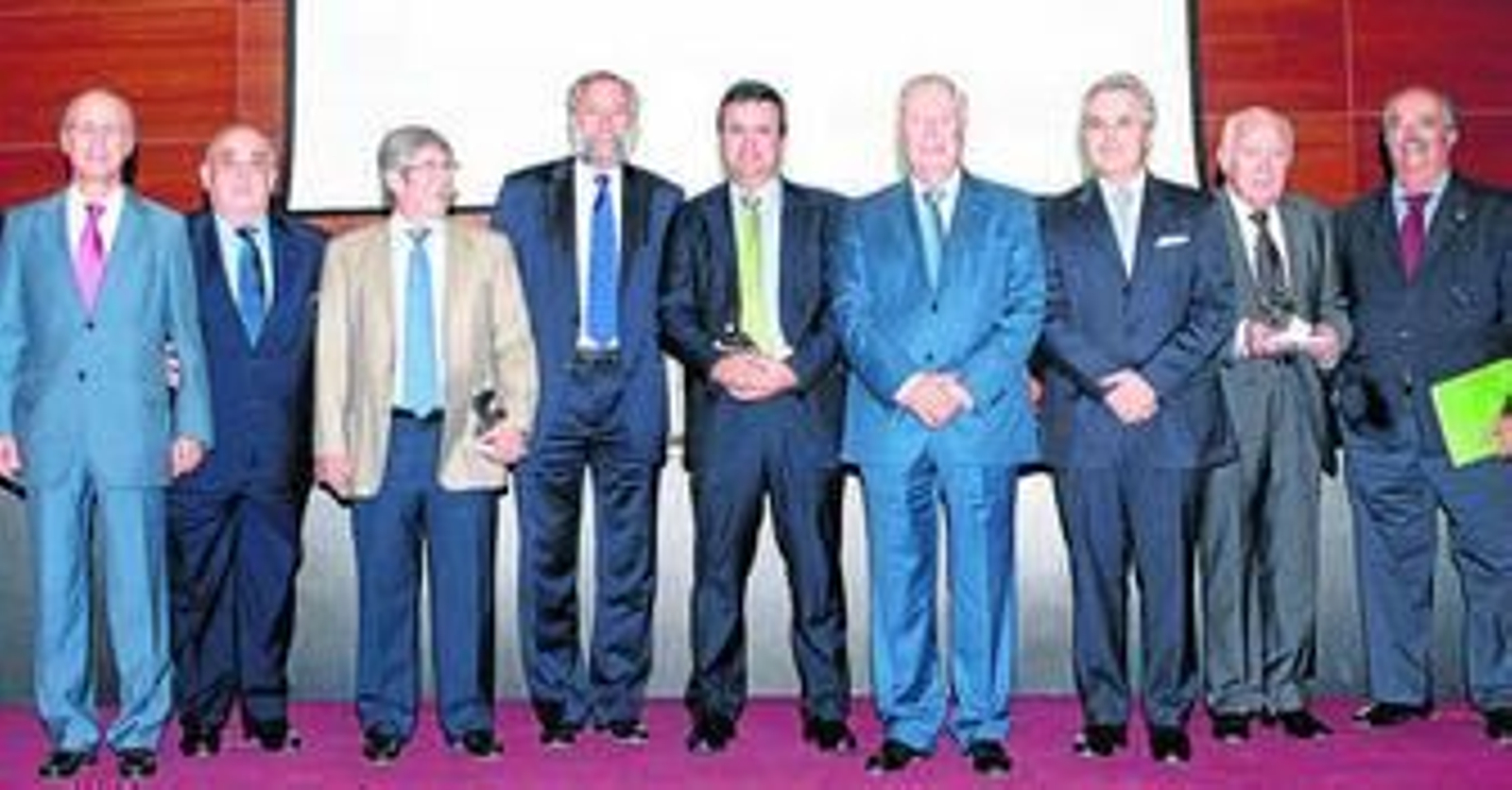 1. Francisco Velasco, director de EOI Sevilla; Miguel Sánchez, vicepresidente del Club EOI; José María Bueno Lidón, ex director de EOI Sevilla; Fernando Moroy, presidente del Club EOI; Joaquín García-Tapial,  ex director de EOI; José Luis García Palacios, presidente de Caja Rural del Sur; Jacinto Cañete y Rafael Arbide, ex directores de EOI; Carlos Coca, asesor de la EOI.  2. Alfonso Díaz, de la CEA, Jacinto Cañete, José Luis García Palacios, Francisco Velasco y Manuel Ruiz, de la Fundación Caja Rural del Sur. 3. Manuel Jurado, presidente de Landaluz, José Luis García-Palacios (hijo), Alfonso Díaz, Isaías Pérez Saldaña, presidente de Cartuja 93, y Juan Ramón Guillén, presidente de Acesur. 4. García Palacios y Moroy.