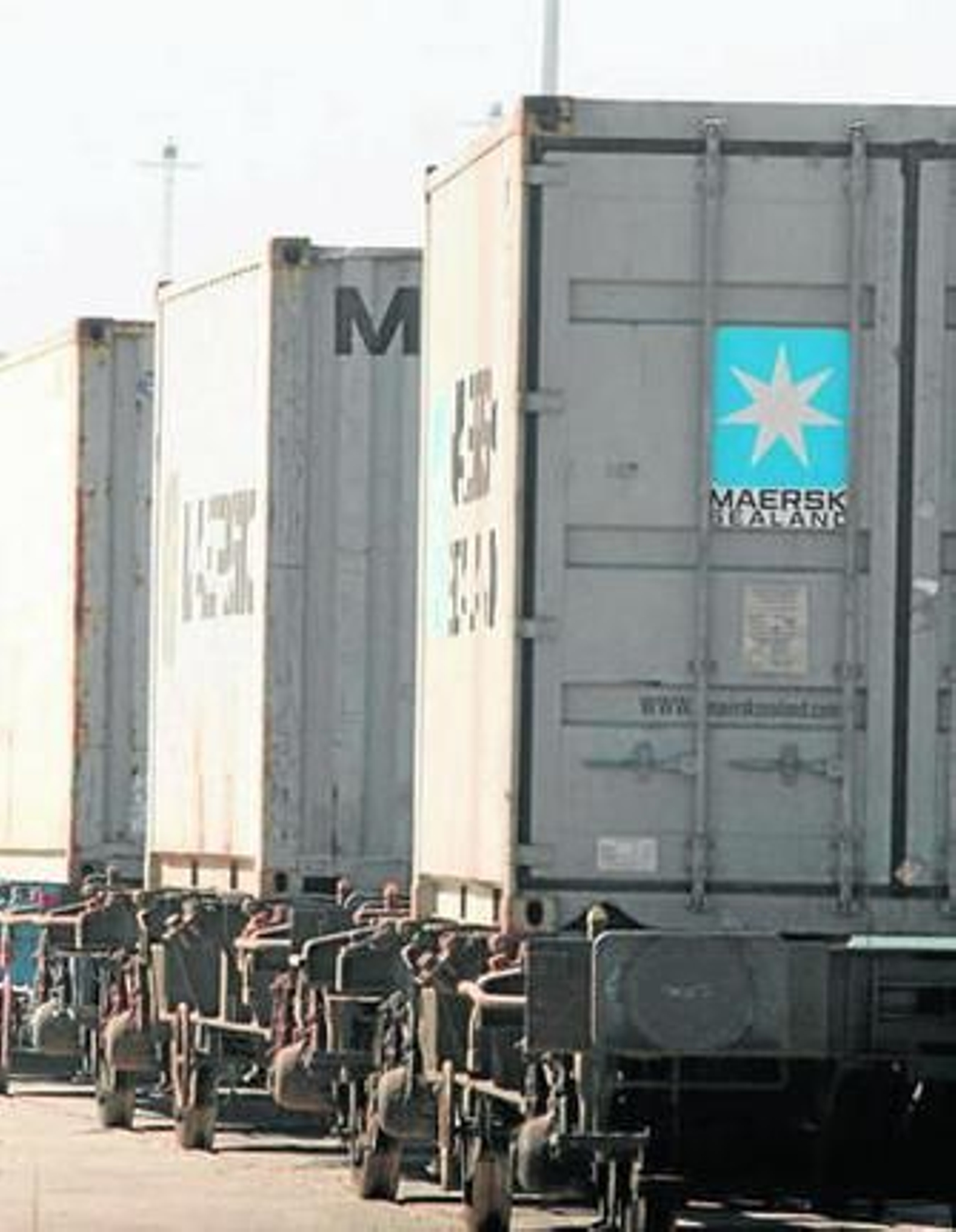 Contenedores de Maersk sobre raíles en el puerto de Algeciras.