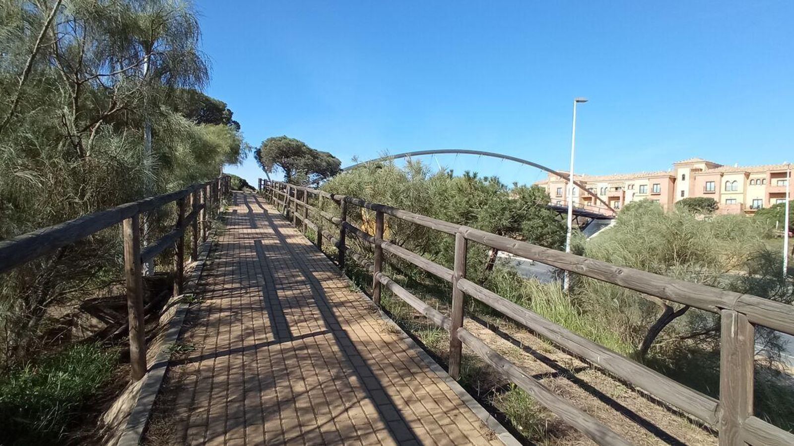La pasarela que cruza al otro lado de la carretera de acceso a las playas de Punta Umbría