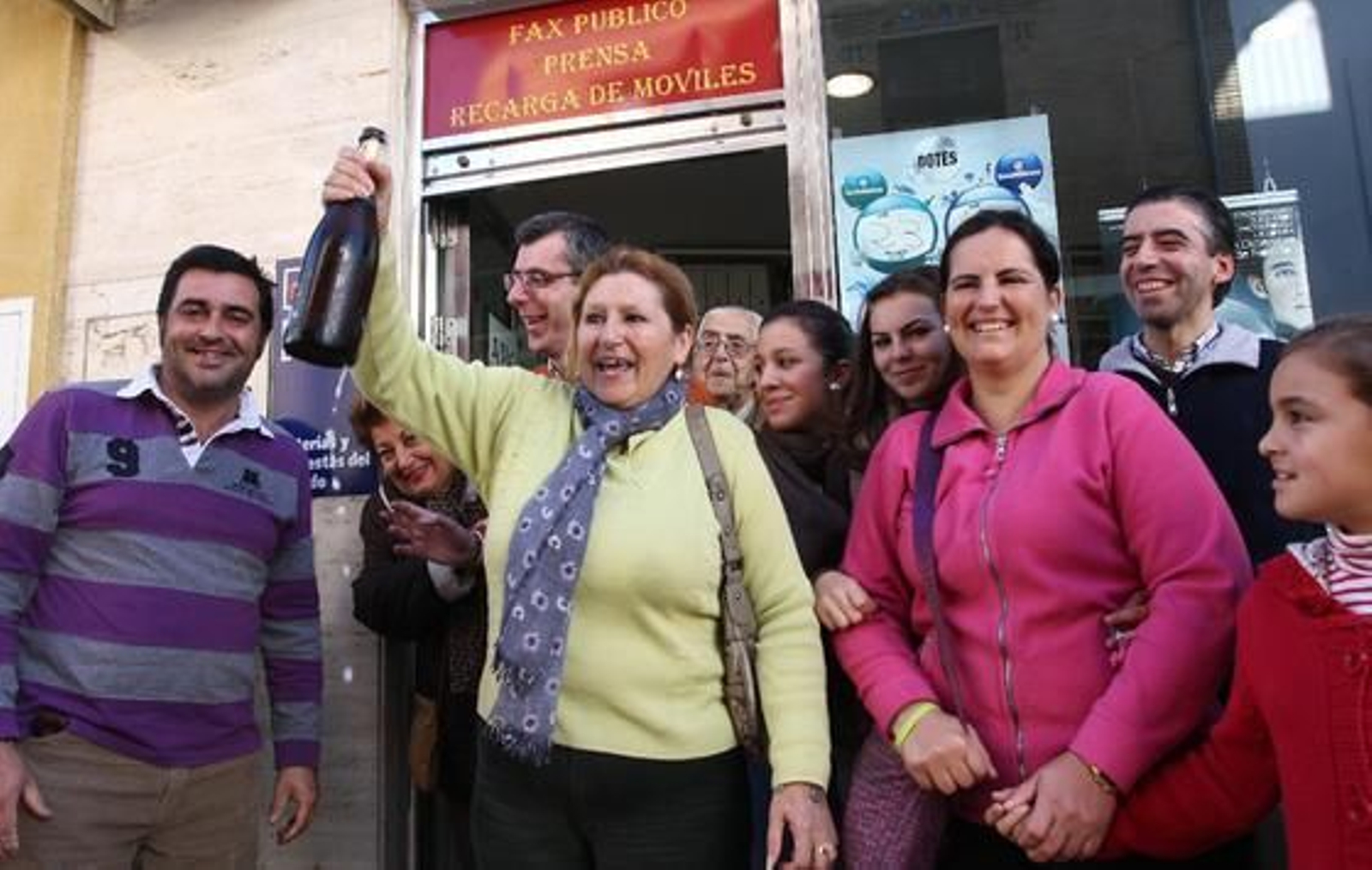 Las imágenes de las celebraciones de los premiados en Lora del Río./ Belén Vargas