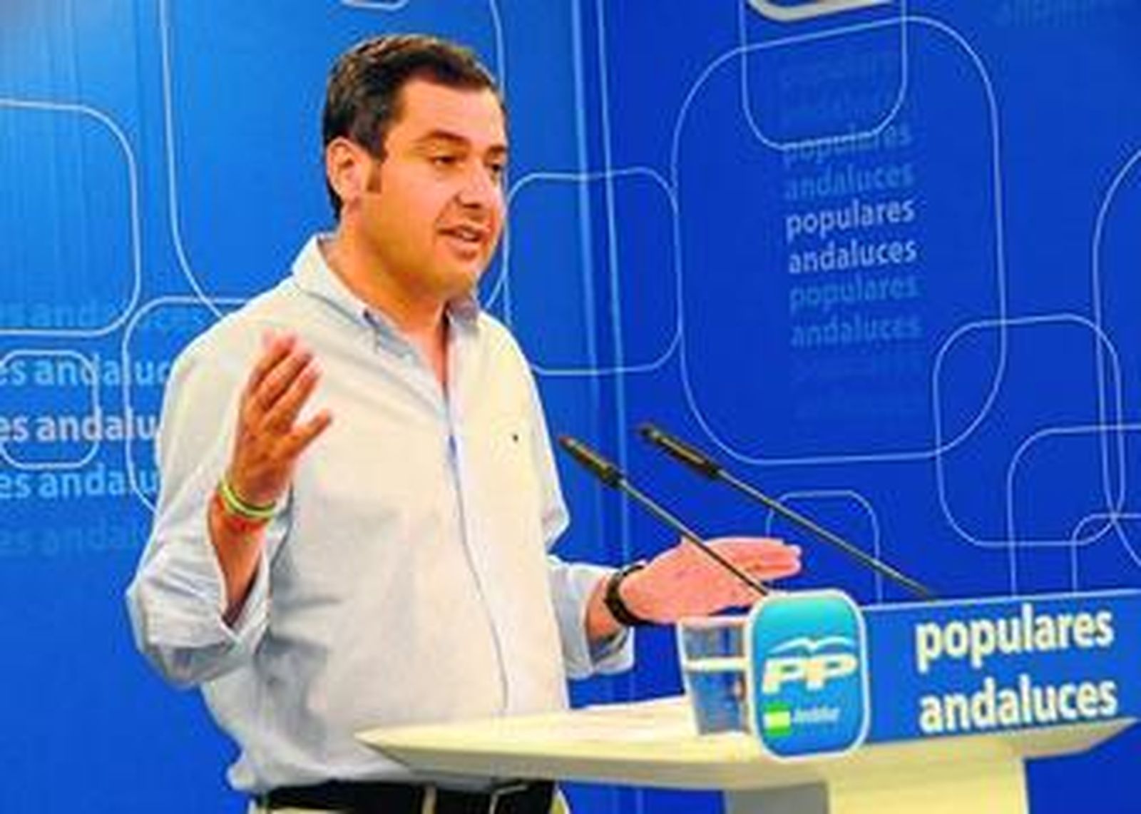 Juan Manuel Moreno Bonilla, durante una rueda de prensa en la sede regional del PP.