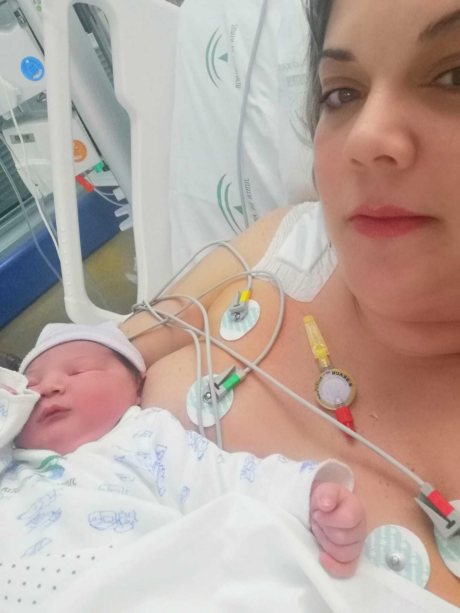 Cintia y el pequeños Adrián en la UCI.