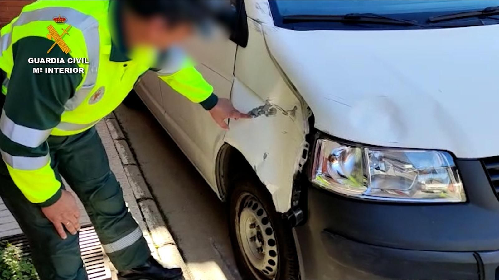 Un agente de la Guardia Civil con el vehículo del detenido.