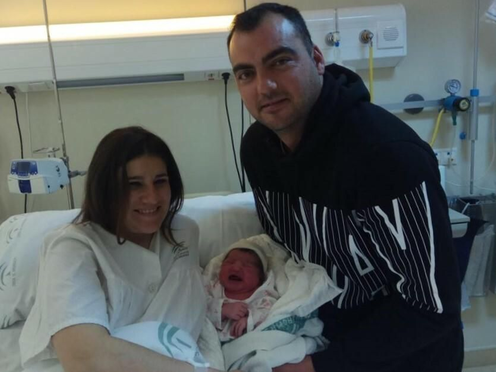 Luna Cazorla Márquez, de Alcaracejos, junto a sus padres.