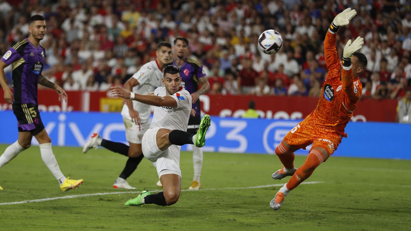 Rafa Mir trata de rematar una dejada de Nianzou en la que estaba en fuera de juego.