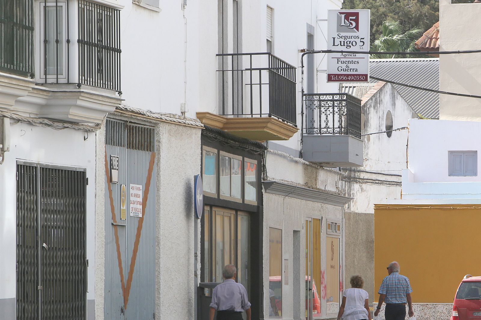 Al fondo, el cartel de Seguros Lugo en la localidad chiclanera.