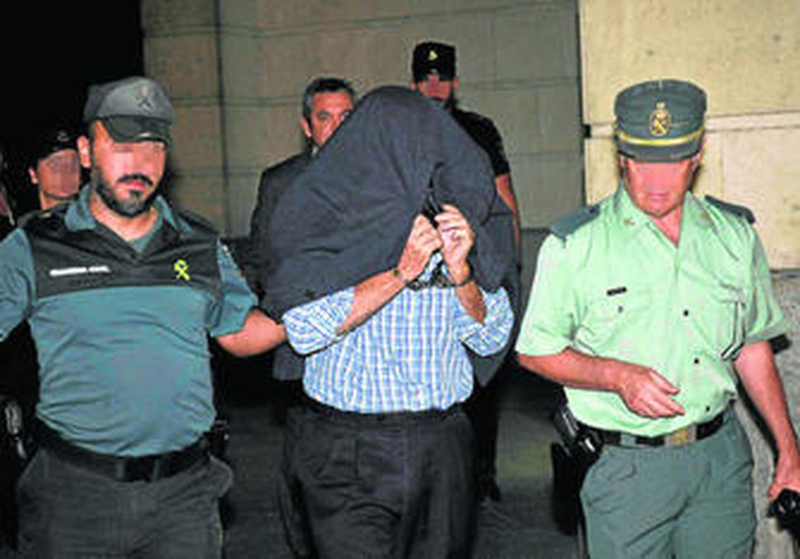 Francisco Casado Sánchez se cubre a su entrada el jueves por la noche en los juzgados para declarar ante la juez Alaya.