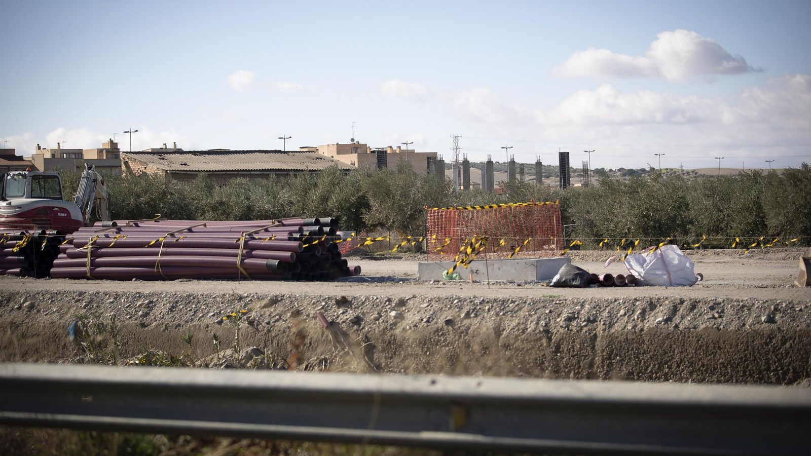 Obras de canalizaciones del Metro por la vereda del río Dílar
