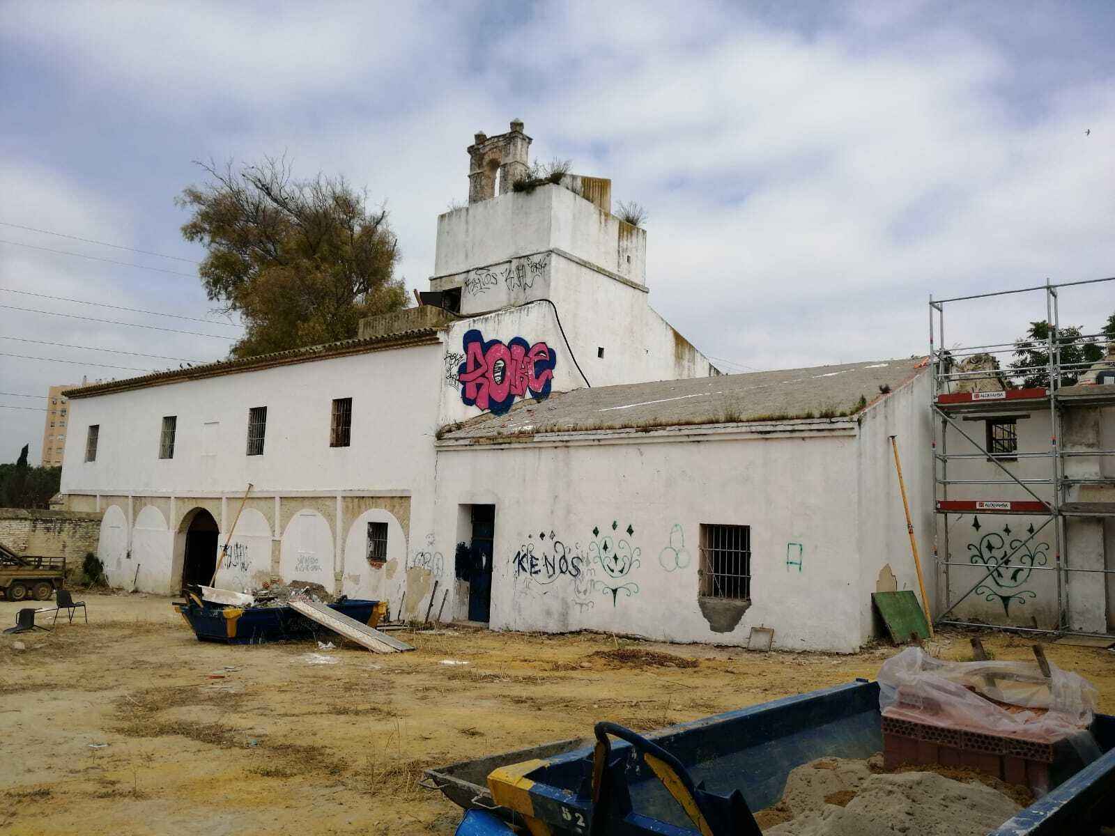 Estos días se está interviniendo en el señorío, el trujal y el patio de la Hacienda de Miraflores.