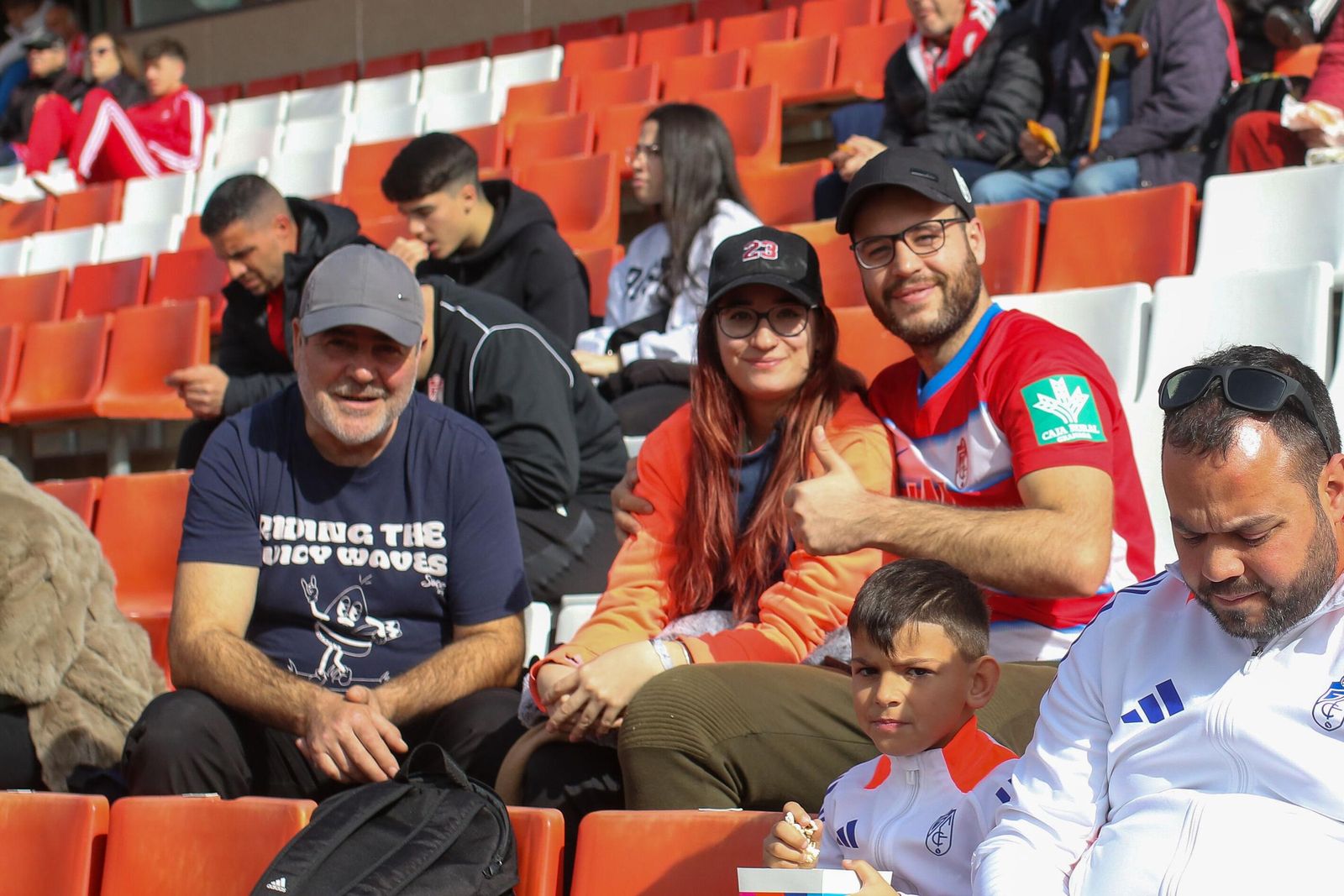 Encuéntrate en la grada de Los Cármenes en el Granada-Sporting
