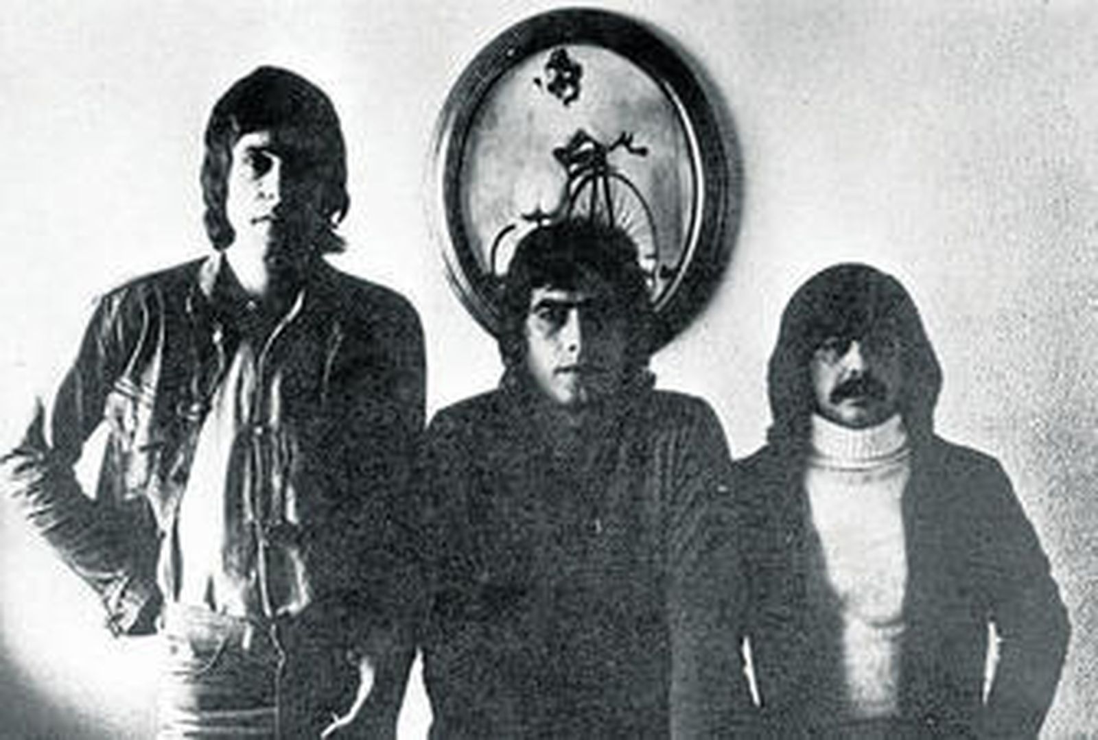 1. Manuel Martínez, la voz de Medina Azahara. 2. Smash. 3. Enrique Rodríguez Rodway, Jesús de la Rosa y Juan  José 'Tele' Palacios, miembros de Triana. 4. Tabletom, con Raimundo Amador. 5. Kiko Veneno, en los tiempos de la formación de Veneno en Sevilla. 6. Rodríguez Rodway y Javier García-Pelayo, en una escena de 'Todo es de color'.