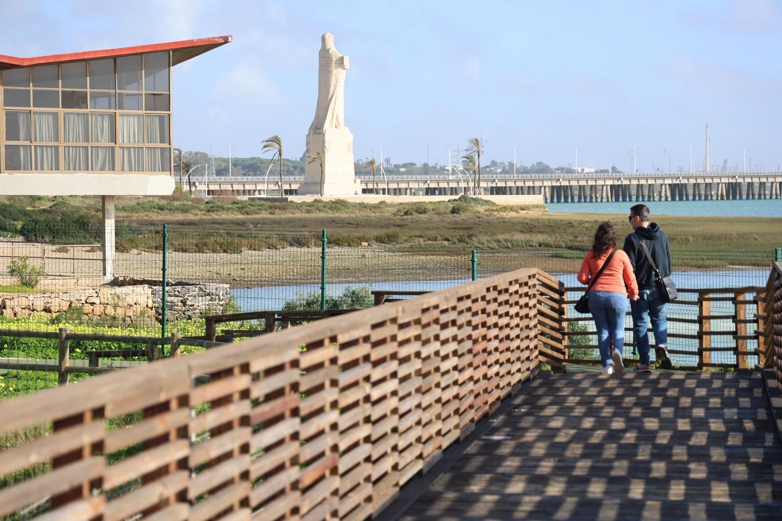 Pasarela próxima al monumento a Colón.