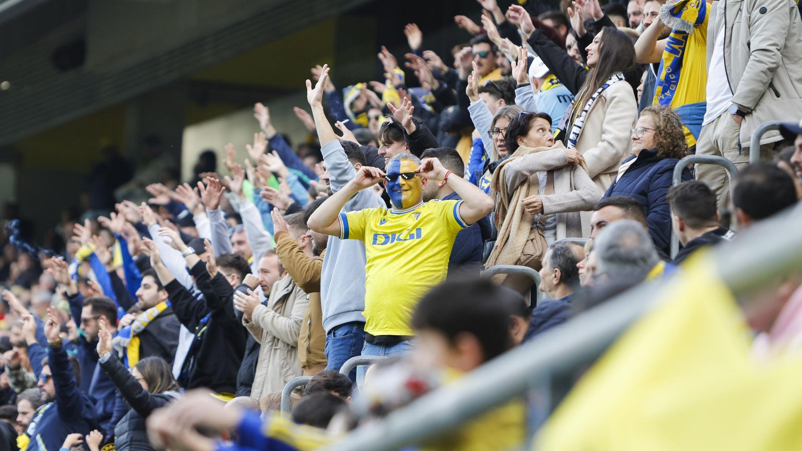 Búscate entre las fotos del partido de fútbol Cádiz CF - Albacete Balompié
