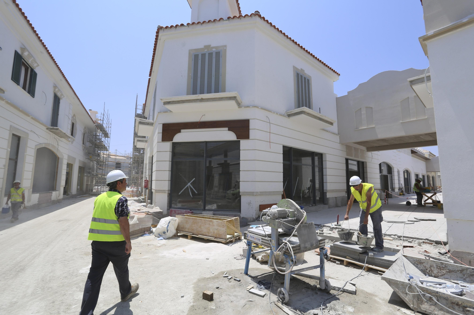 Dos operarios, ayer, en la construcción del outlet de McArthurGlen