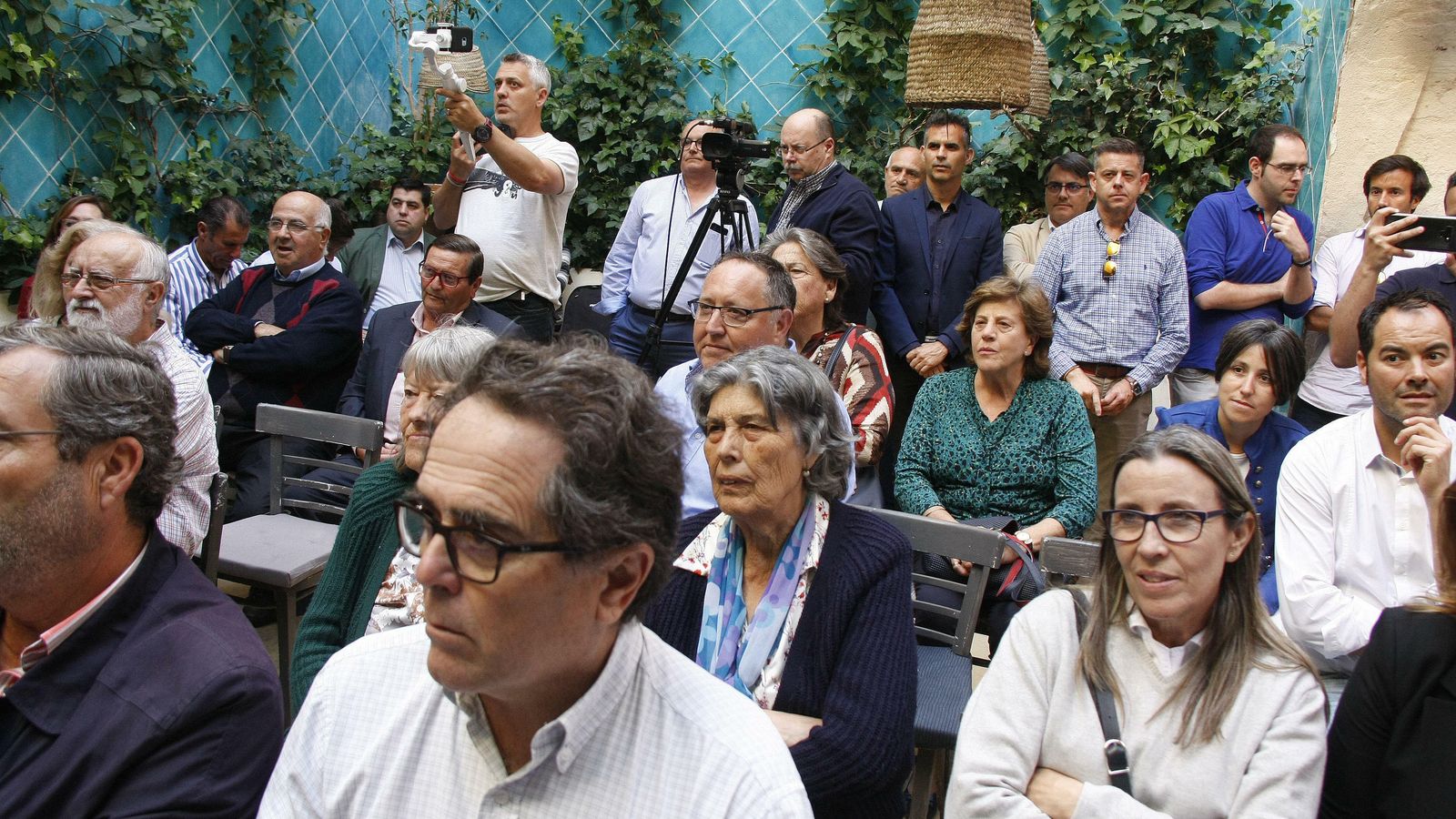 Parte del público asistente al acto de presentación.