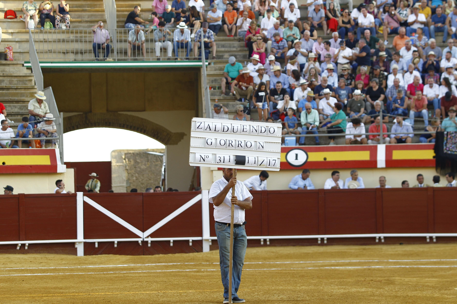 Imágenes de la corrida de toros de la Feria de Vera, con Morante de la Puebla, Emilio de Justo y Pablo Aguado
