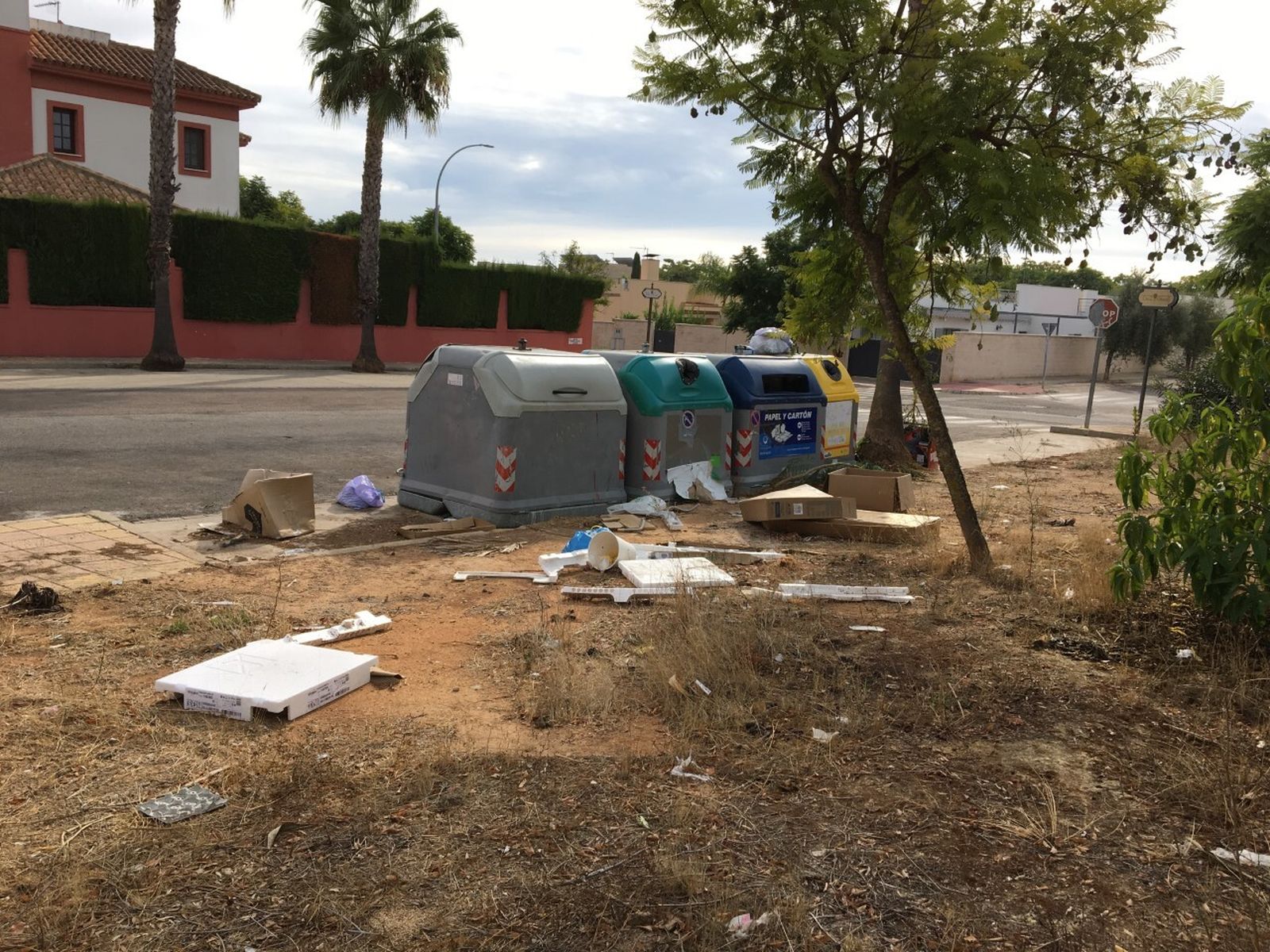 Suciedad junto a unos contenedores de basura en Espartinas, en una imagen de archivo.