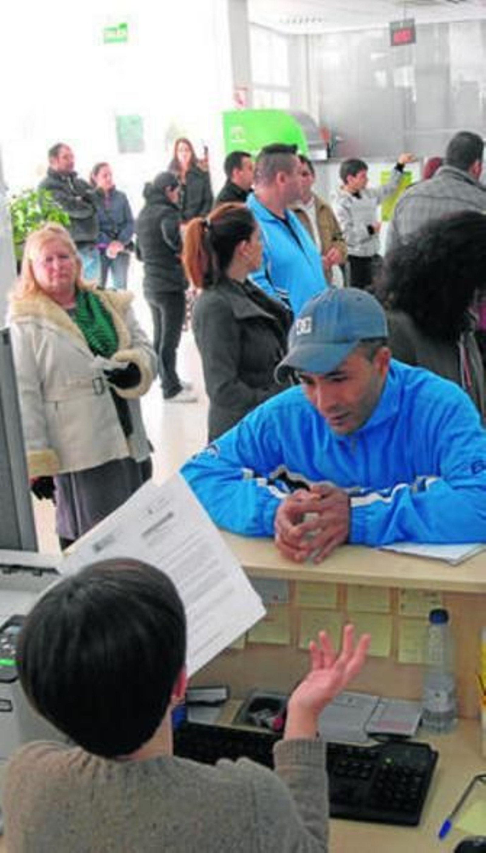 Una empleada del SAE asesora a un hombre.
