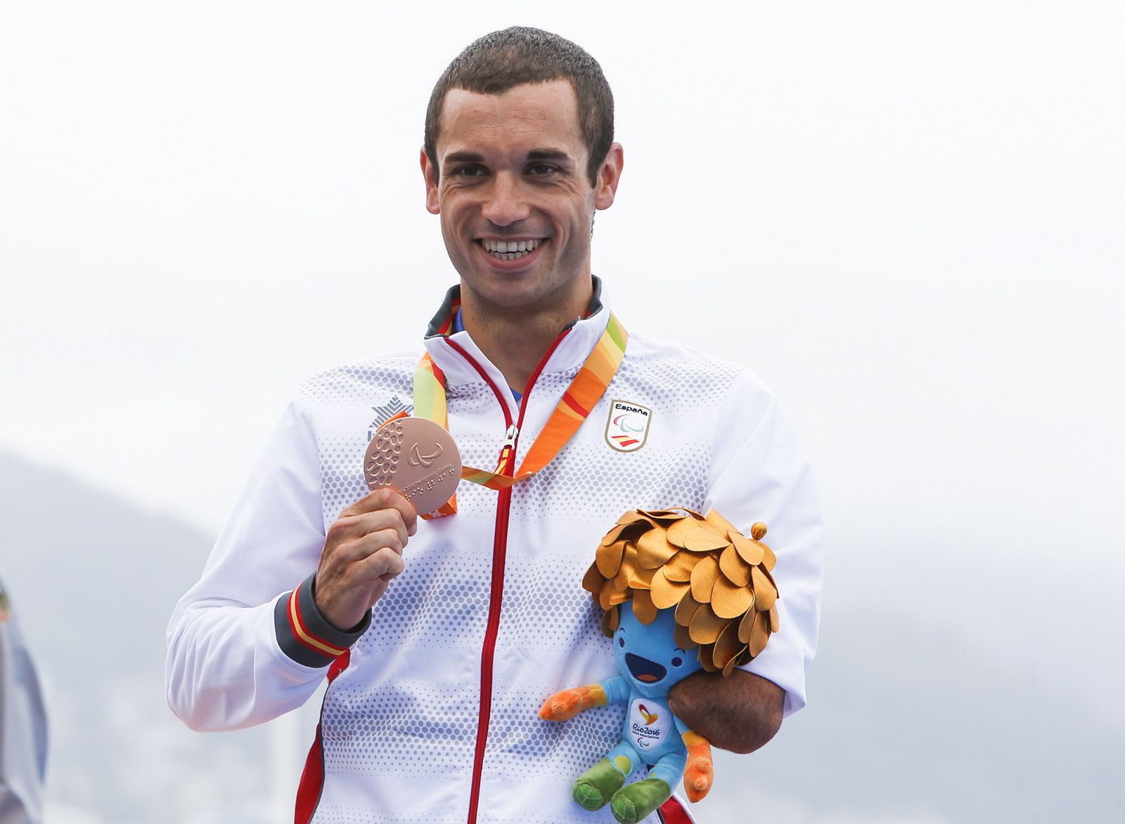 Jairo Ruiz con la medalla dee bronce conseguida en los Juegos Paralímpicos de Río de Janeiro 2016.