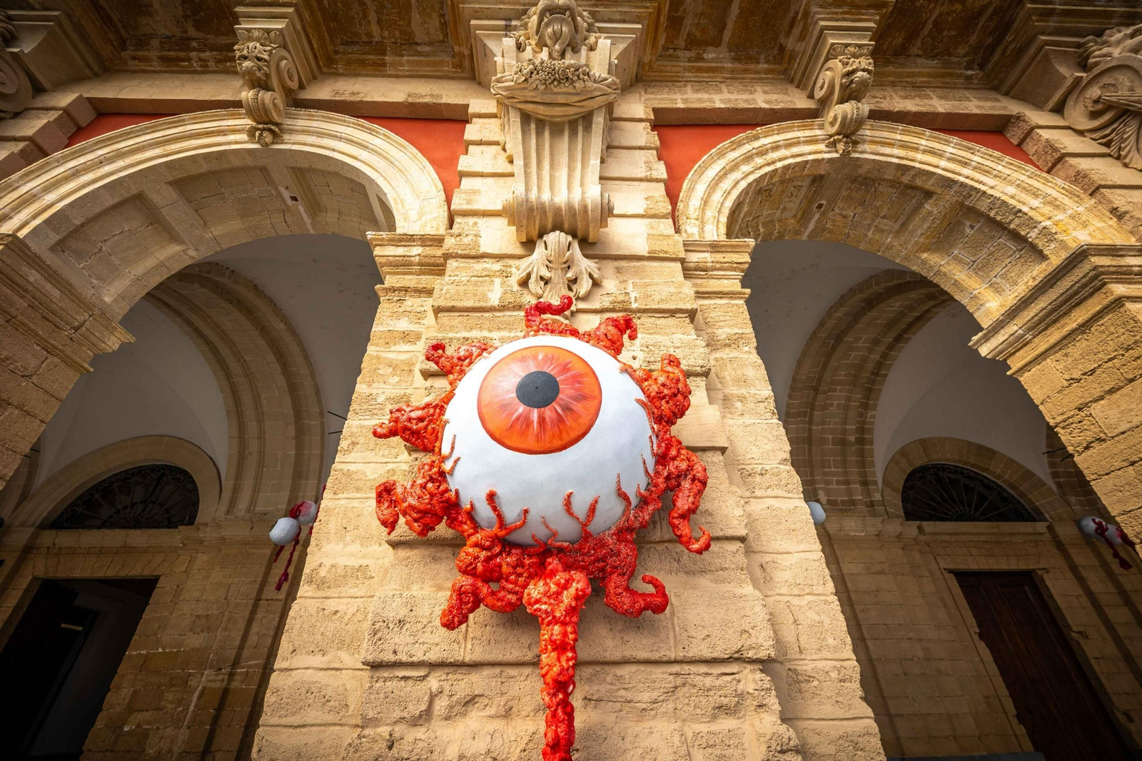 Un ojo monstruoso que forma parte de la decoración de Halloween en la fachada del Ayuntamiento de San Fernando