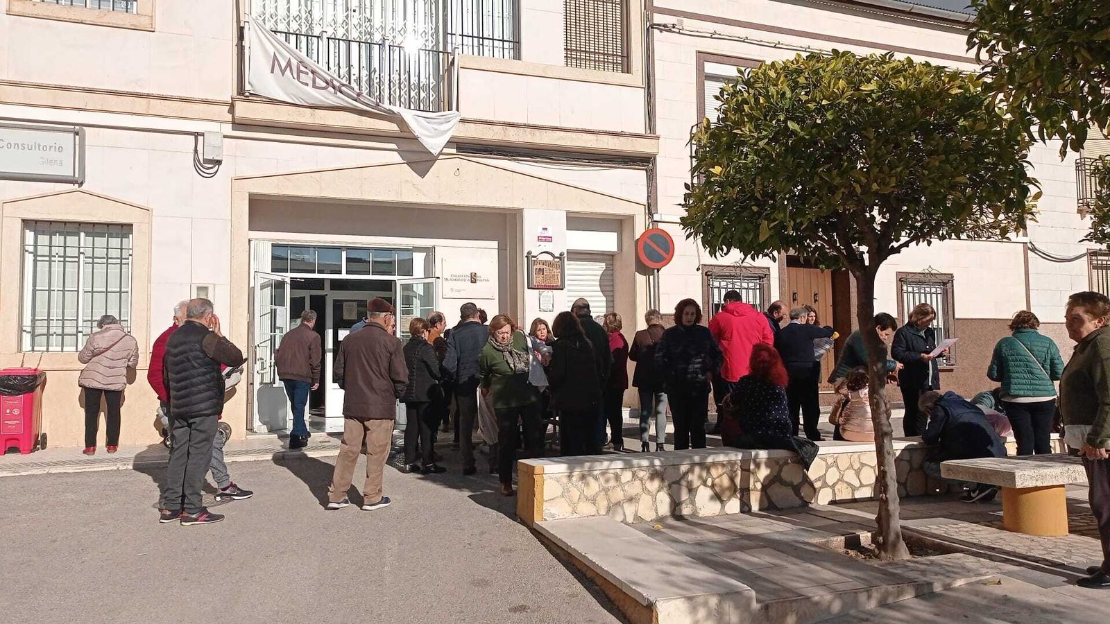 Vecinos de Gilena exigen con decenas de reclamaciones más médicos para el consultorio
