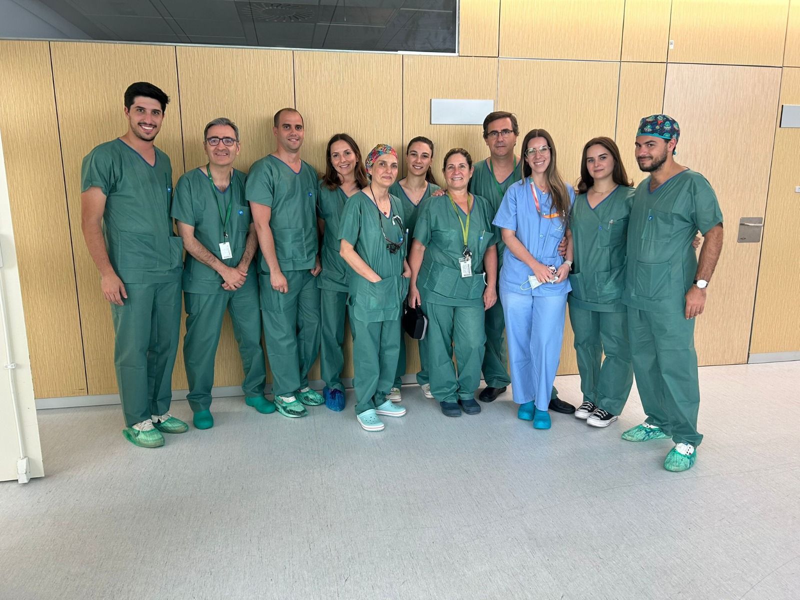 Los autores del estudio junto con médicos residentes en formación