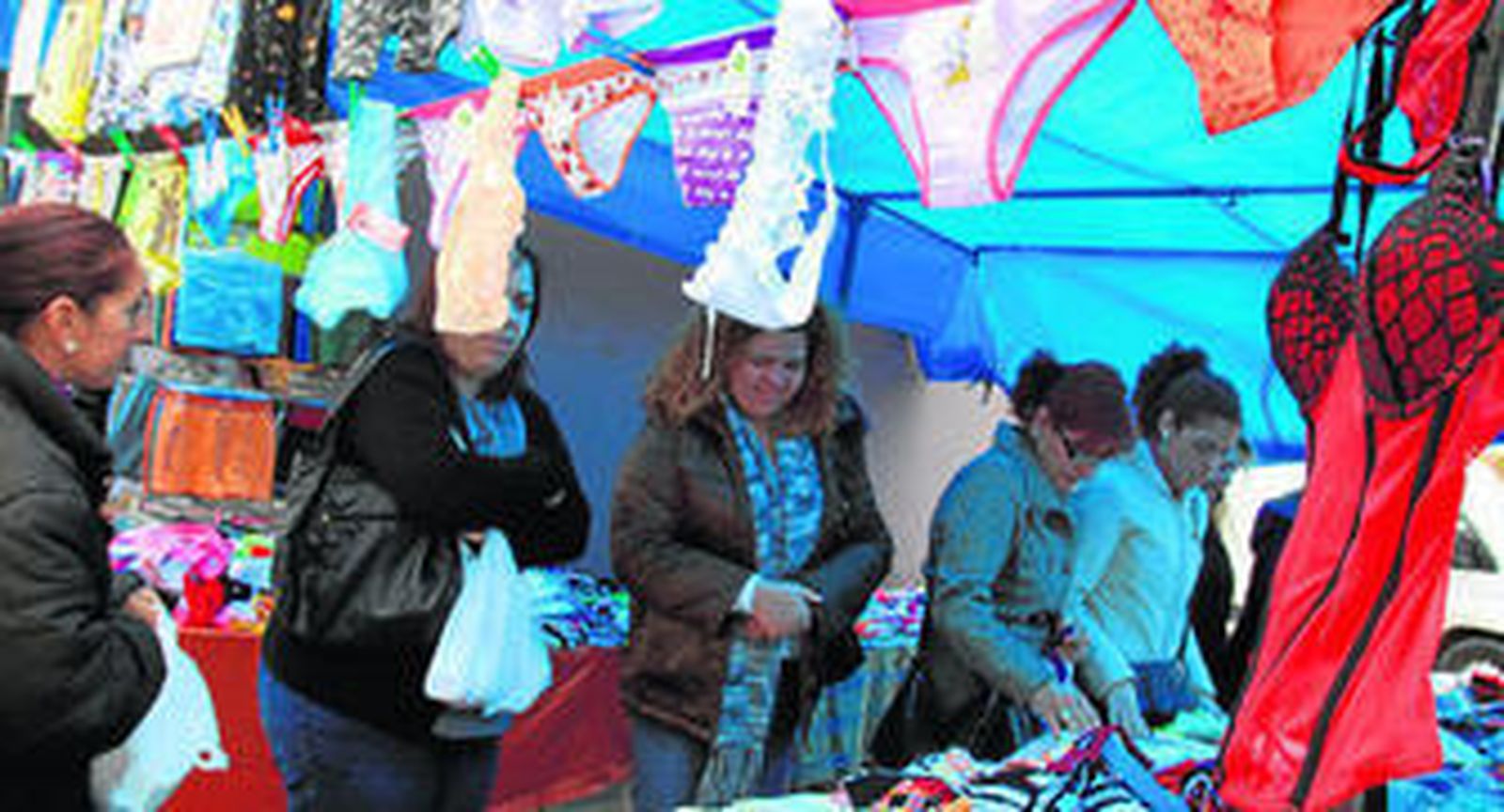 Puesto ambulante de ropa interior.