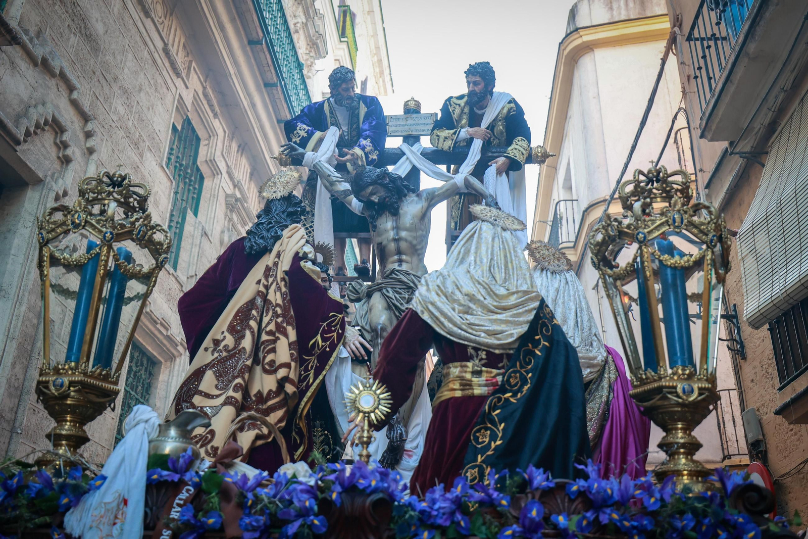 Imágenes de la salida de Descendimiento en la Semana Santa de Cádiz 2025