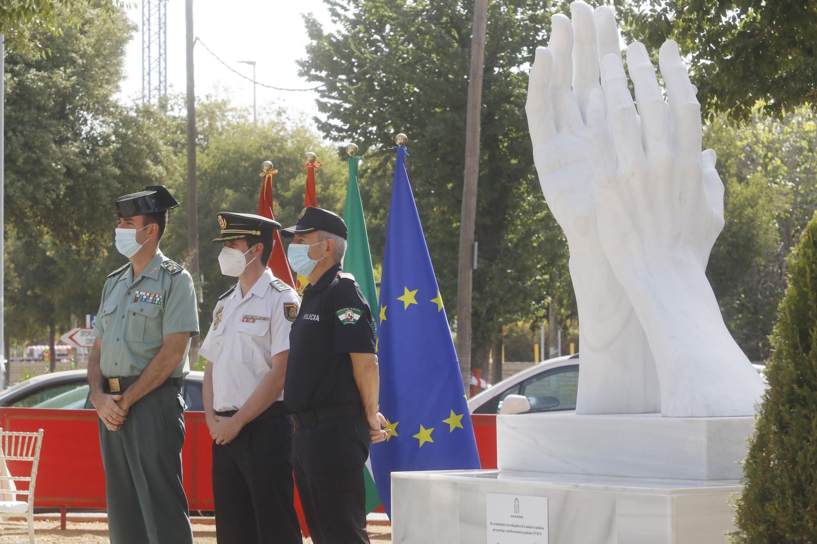 La escultura en honor a los sanitarios en Córdoba, en fotos