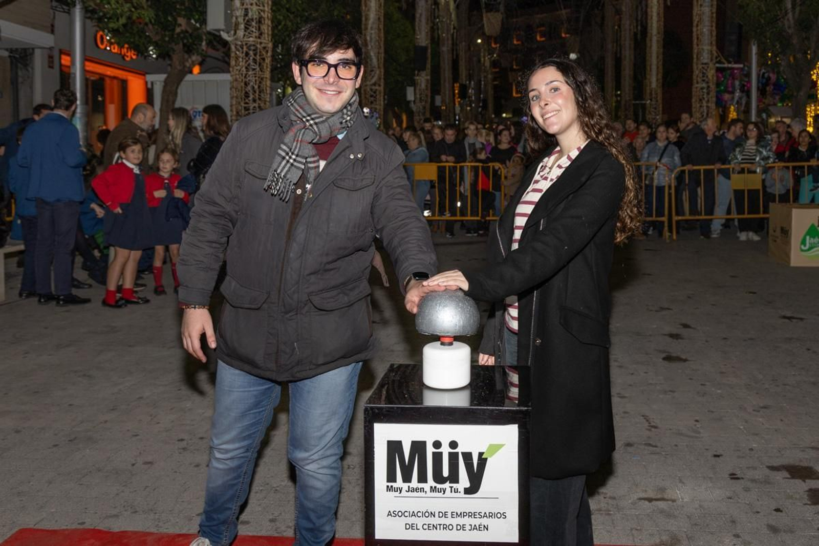 Jaén enciende su Navidad con sus habitantes echados a la calle