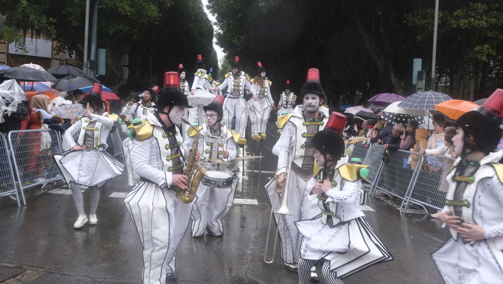 Fotografías de la cabalgata de los Reyes Magos pasada por agua en Almería