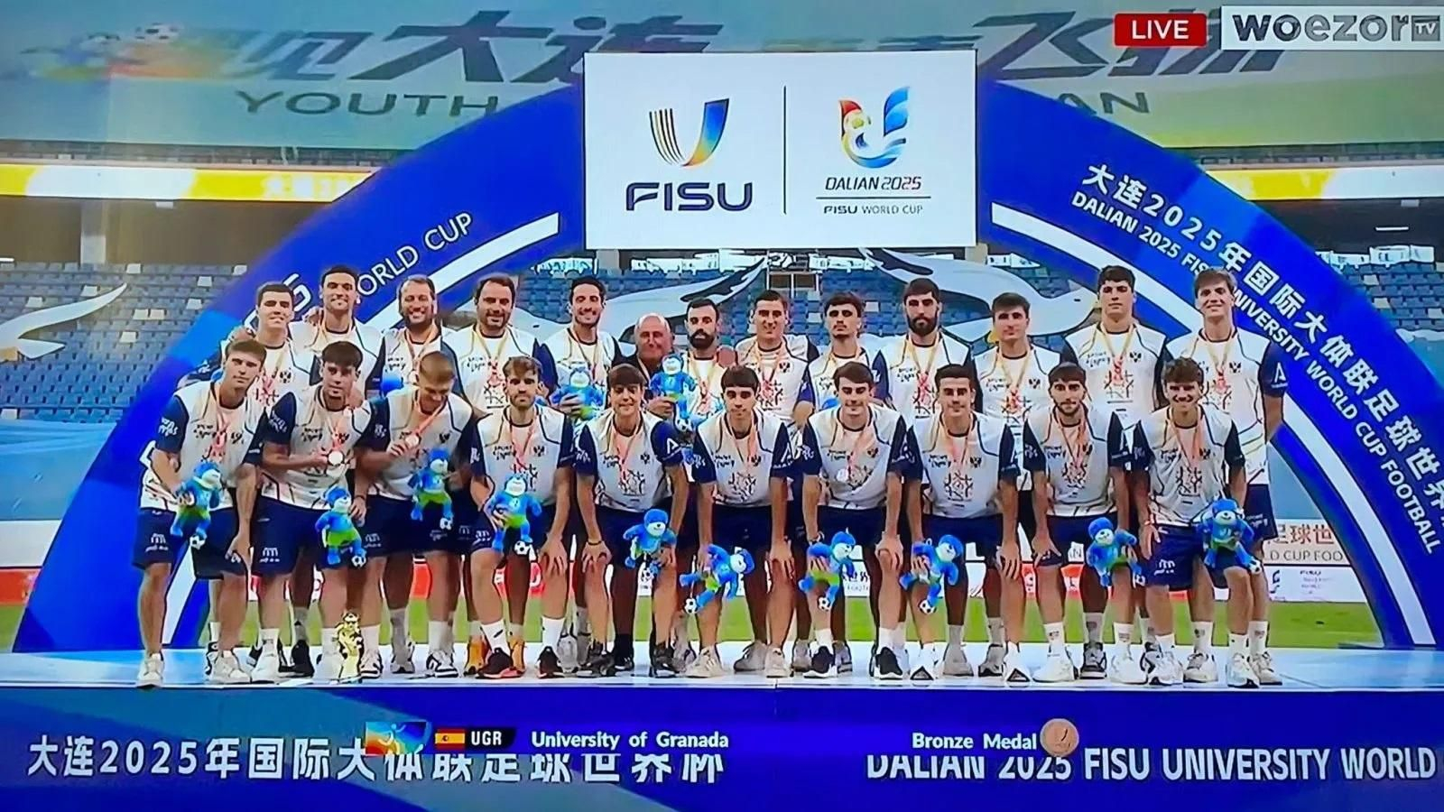 La plantilla de la UGR posa con su medalla.