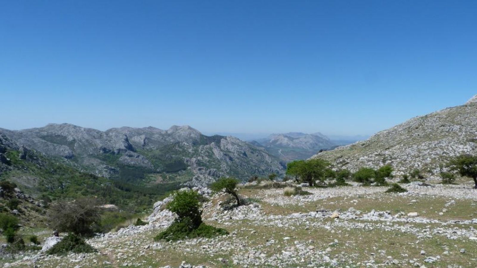 Vista desde la Sierra de Jobo hacia Hondoneros. Vista desde la Sierra de Jobo hacia Hondoneros.