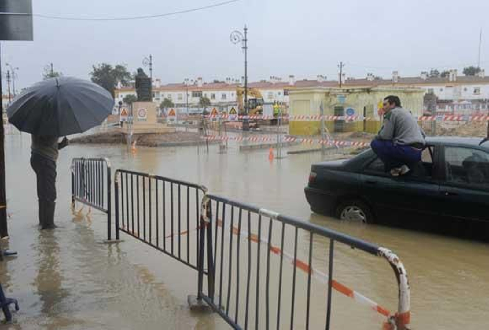 La intensa lluvia caída durante el fin de semana obligó a cortar el tráfico de acceso a Chiclana. En San Fernando, el agua alcanzó el metro de altura en la Venta de Vargas.

Foto: Sonia Ramos-Elias Pimentel