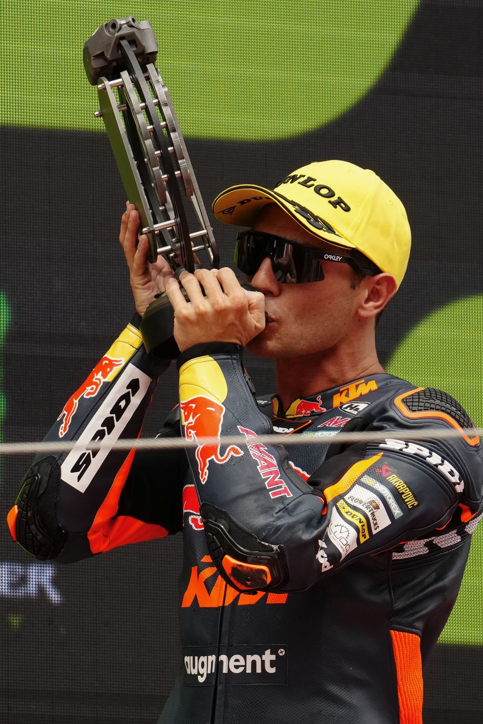 Las cariñosas fotos de Piqué, Clara Chía en el Mundial de Motos en Montmeló