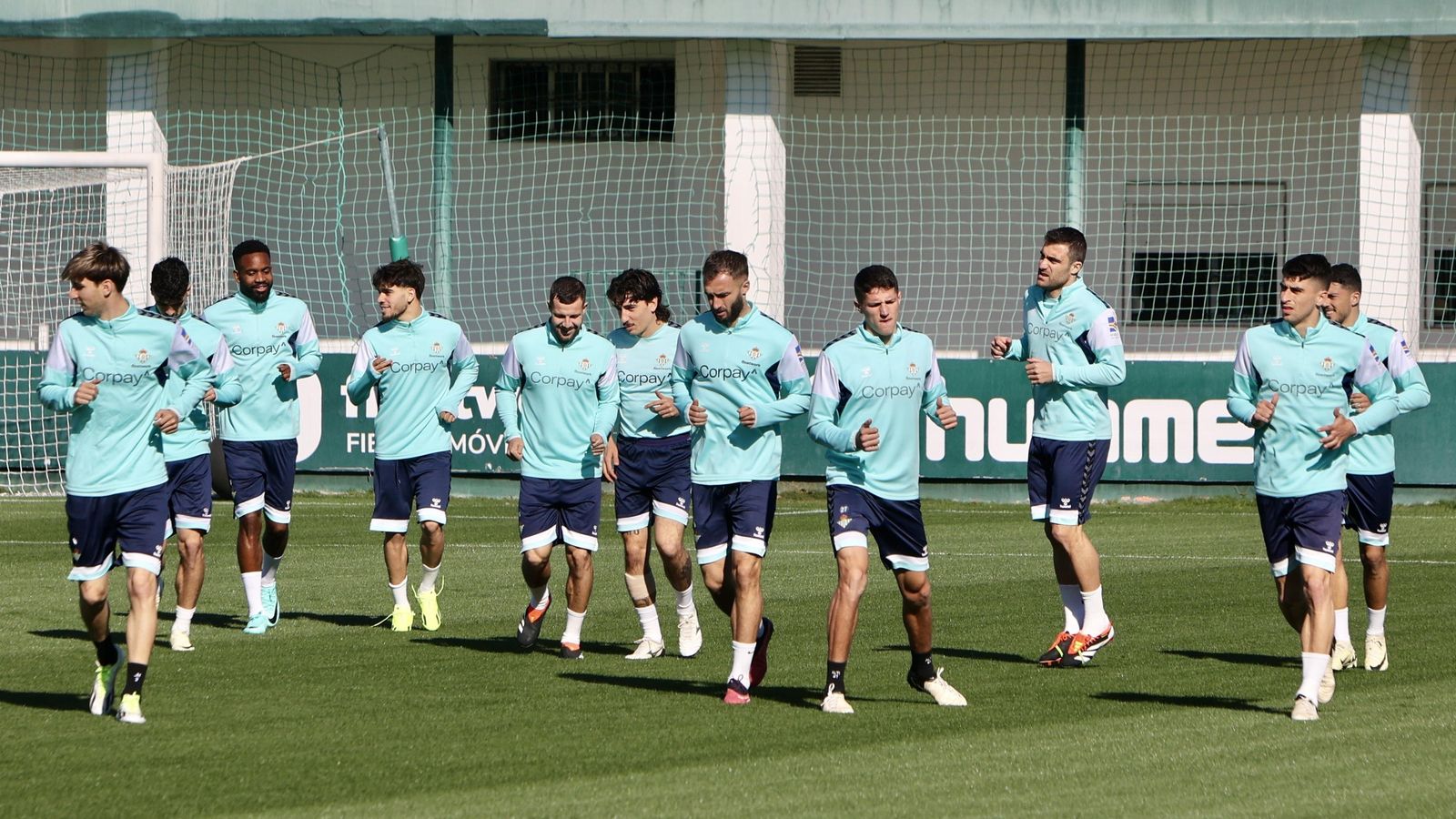 El Betis se entrena en la Ciudad Deportiva Luis del Sol.
