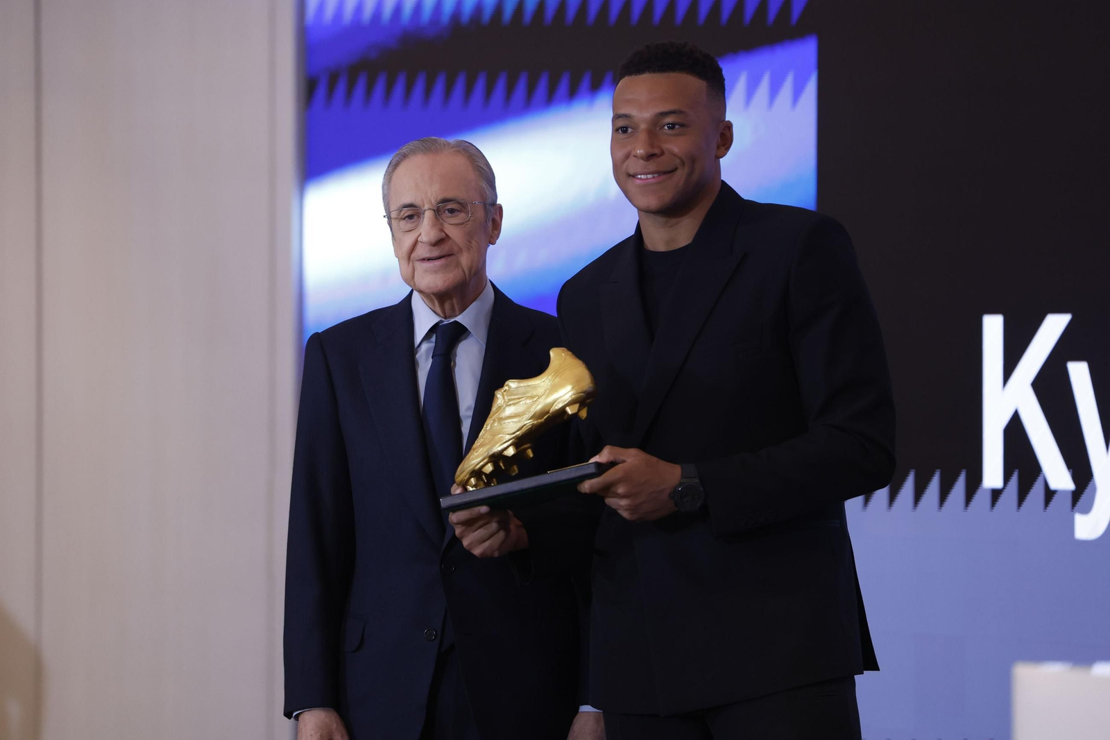 La entrega de la Bota de Oro a Mbappé, en imágenes