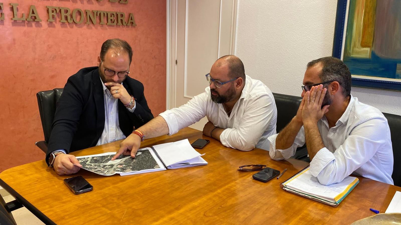 Javier Bello muestra el estudio al alcalde de Castellar, Adrián Vaca